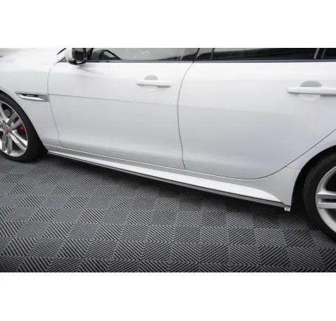 Rajouts Des Bas De Caisse Jaguar XE R-Sport X760