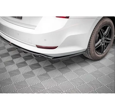 Arriere Splitter (avec une barre verticale) Skoda Octavia Mk4