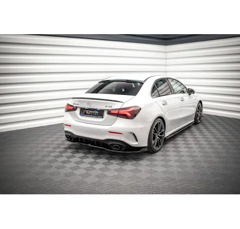 Le prolongement de la lunette arrière Mercedes A AMG-Line / A35 Sedan V177